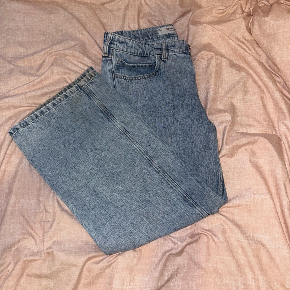 Low rise baggy 90s wash hollister jeans. 6SHORT